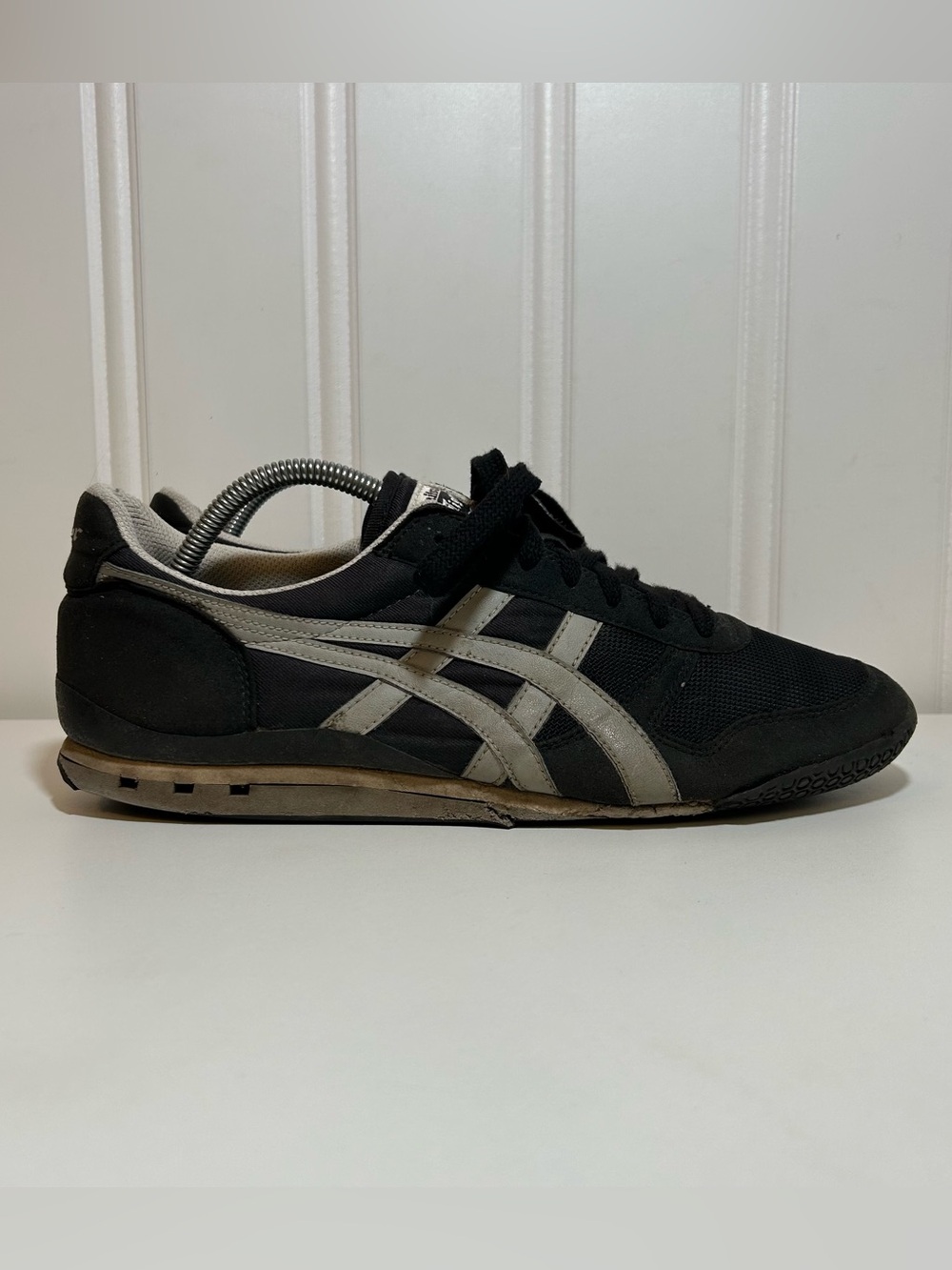Onitsuka Tiger by Asics ultimate 81 Men's Black and Gray Low-Profile Sneaker